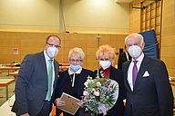 Die Gratulationskur der Gäste beginnt, Herzlichen Glückwunsch, liebe Schwester Wilhelmine